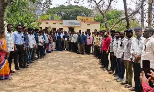 స‌మ‌స్య‌లు ప‌రిష్క‌రించాల‌ని ఉద్యోగ సంఘాల నేత‌ల నిర‌స‌న