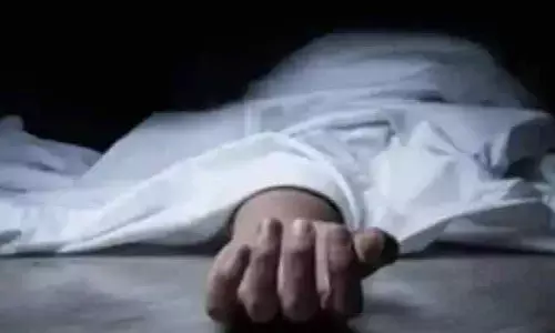 ముగ్గురు పిల్లలకు విషమిచ్చి తానూ తాగిన తల్లి ... నలుగురూ మృతి