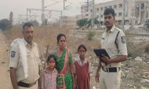 ఇద్ద‌రు పిల్ల‌ల‌తో క‌లిసి మ‌హిళా ఆత్మ‌హ‌త్యాయ‌త్నం