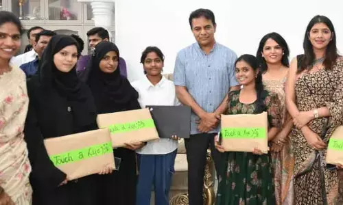 పేద విద్యార్థులకు ల్యాప్‌టాప్‌ల పంపిణీ