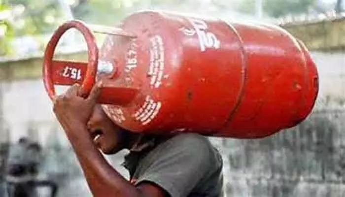 గ్యాస్ ధరలు మళ్లీ పెరుగుదల… వినియోగదారులపై భారంగా మారుతున్న ఎల్పీజీ గ్యాస్ ధరలు మళ్లీ పెరుగుదల… వినియోగదారులపై భారంగా మారుతున్న ఎల్పీజీ