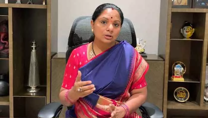 హామీలు గాలికి.. బకాయిలు పెండింగ్లో: కాంగ్రెస్ ప్రభుత్వంపై కవిత ధ్వజం హామీలు గాలికి.. బకాయిలు పెండింగ్లో: కాంగ్రెస్ ప్రభుత్వంపై కవిత ధ్వజం
