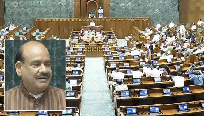 Lok Sabha: లోక్సభలో విపక్షాల ఆందోళన.. మహిళా రిజర్వేషన్ల గెజిట్ నోటిఫికేషన్పై రచ్చ Lok Sabha: లోక్సభలో విపక్షాల ఆందోళన.. మహిళా రిజర్వేషన్ల గెజిట్ నోటిఫికేషన్పై రచ్చ