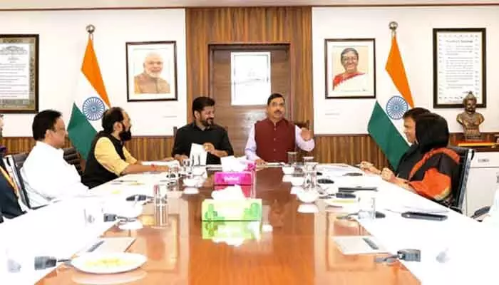 కేంద్ర మంత్రి ప్రహ్లాద్ జోషీతో సీఎం రేవంత్ భేటీ.. ధాన్యం సేకరణపై కీలక రిక్వెస్ట్! కేంద్ర మంత్రి ప్రహ్లాద్ జోషీతో సీఎం రేవంత్ భేటీ.. ధాన్యం సేకరణపై కీలక రిక్వెస్ట్!