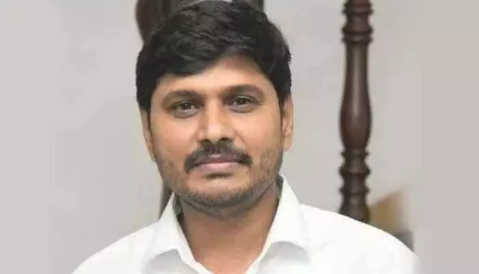 సీఎంపై అనుచిత పోస్టులు: వైసీపీ నేతలు శ్రీహరి, గిరీష్కుమార్కి బిగ్ షాక్ సీఎంపై అనుచిత పోస్టులు: వైసీపీ నేతలు శ్రీహరి, గిరీష్కుమార్కి బిగ్ షాక్