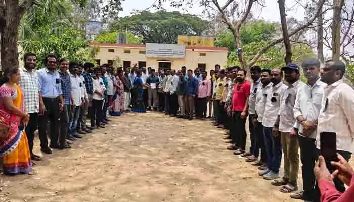 సమస్యలు పరిష్కరించాలని ఉద్యోగ సంఘాల నేతల నిరసన సమస్యలు పరిష్కరించాలని ఉద్యోగ సంఘాల నేతల నిరసన