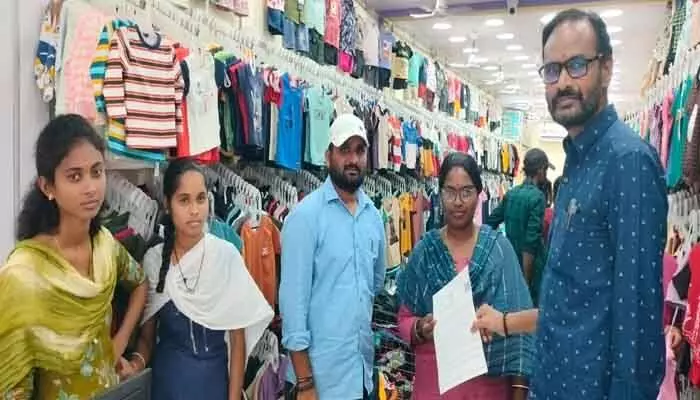 ట్రేడ్ లైసెన్సులు ప్రతి ఒక్కరూ తీసుకోవాలి : మున్సిపల్ కమిషనర్ రమేష్ ట్రేడ్ లైసెన్సులు ప్రతి ఒక్కరూ తీసుకోవాలి : మున్సిపల్ కమిషనర్ రమేష్