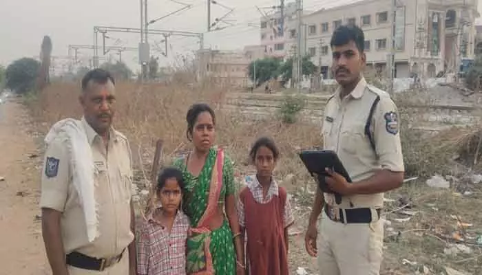 ఇద్దరు పిల్లలతో కలిసి మహిళా ఆత్మహత్యాయత్నం ఇద్దరు పిల్లలతో కలిసి మహిళా ఆత్మహత్యాయత్నం