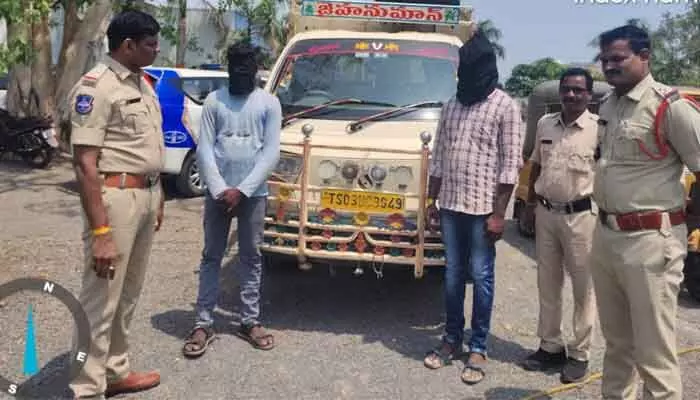అక్రమంగా తరలిస్తున్న పీడీఎస్ బియ్యం పట్టివేత అక్రమంగా తరలిస్తున్న పీడీఎస్ బియ్యం పట్టివేత