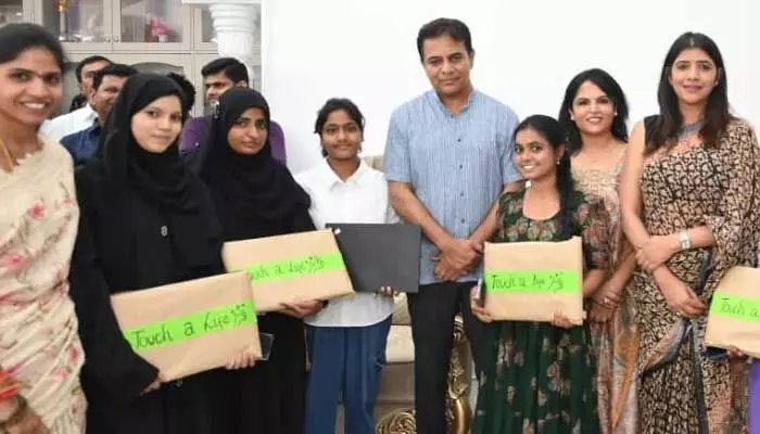 పేద విద్యార్థులకు ల్యాప్టాప్ల పంపిణీ పేద విద్యార్థులకు ల్యాప్టాప్ల పంపిణీ