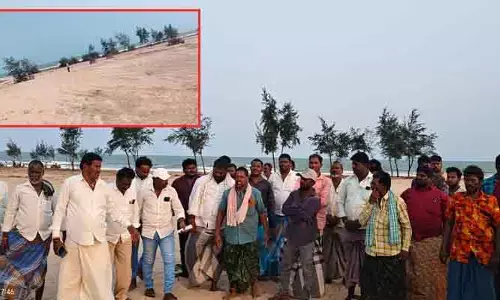 మా సముద్రాన్ని కాపాడండి.. రామాపురం తీరంలో మత్స్యకారులు, స్థానికుల నిరసన