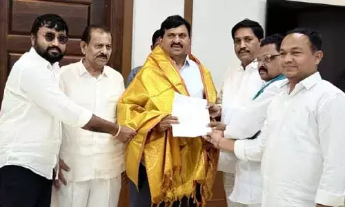 మంత్రిని కలిసిన కాంగ్రెస్ నేతలు