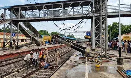 అనకాపల్లి రైల్వే స్టేషన్‌లో తప్పిన పెను ప్రమాదం: కుప్పకూలిన ఫుట్ ఓవర్ బ్రిడ్జి స్తంభాలు