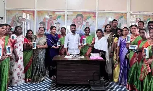 అంగన్వాడీ టీచర్లకు మొబైల్ ఫోన్లు పంపిణీ చేసిన ఎమ్మెల్యే