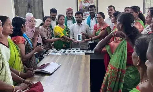 రాష్ట్ర మంత్రి సీతక్క పై ఆరోపణలు చేయడం మానుకోవాలి : ఎమ్మెల్యే