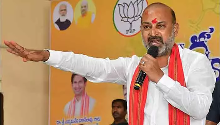దక్షిణాదికి కాంగ్రెస్ చారిత్రక ద్రోహం.. మహిళా బిల్లును అడ్డుకోవడంపై బండి సంజయ్ నిప్పులు దక్షిణాదికి కాంగ్రెస్ చారిత్రక ద్రోహం.. మహిళా బిల్లును అడ్డుకోవడంపై బండి సంజయ్ నిప్పులు
