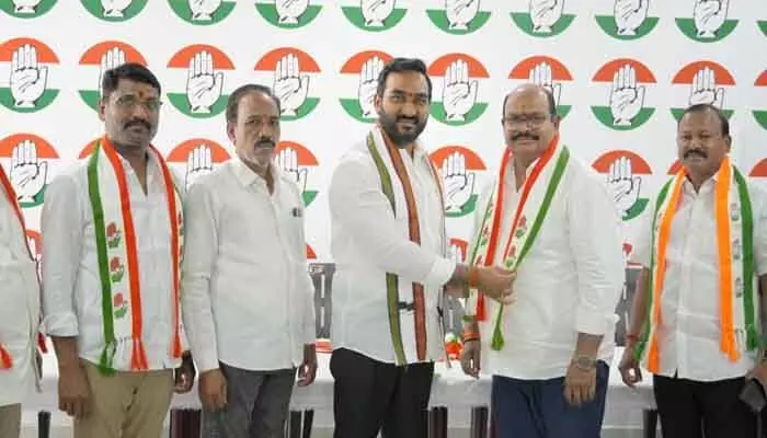 కాంగ్రెస్ లో చేరిన జనసేన పార్టీ నాయకులు కాంగ్రెస్ లో చేరిన జనసేన పార్టీ నాయకులు