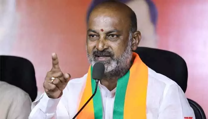 ఇండియా కూటమి మహిళలకు తీరని ద్రోహం చేసింది: కేంద్ర మంత్రి బండి సంజయ్కుమార్ ఇండియా కూటమి మహిళలకు తీరని ద్రోహం చేసింది: కేంద్ర మంత్రి బండి సంజయ్కుమార్