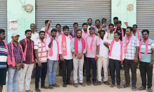 మొక్కజొన్న కొనుగోలు కేంద్రం ప్రారంభించాలి :  బీఆర్ఎస్