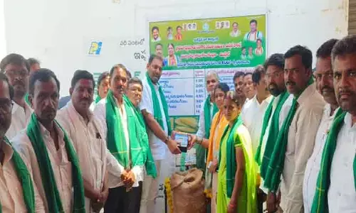 మొక్కజొన్న కొనుగోలు కేంద్రం ప్రారంభం
