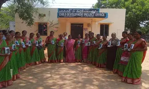 అంగ‌న్ వాడీ టీచ‌ర్లకు సెల్ ఫోన్ల పంపిణీ