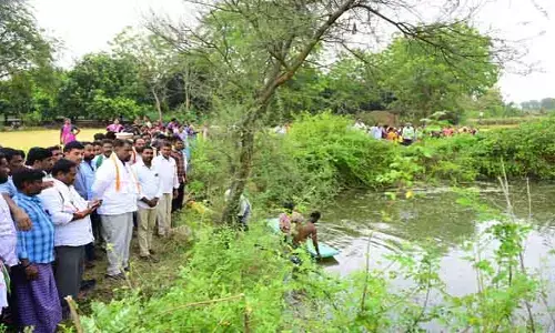 ప్రమాదవశాత్తు బావిలో పడిన హార్వెస్టర్