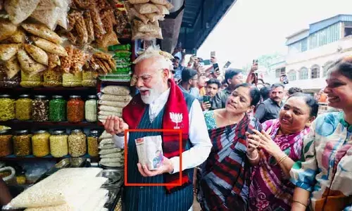రోడ్‌సైడ్ స్నాక్‌తో మోడీ సర్‌ప్రైజ్.. బెంగాల్ స్పెషల్ ‘ఝల్ మురి’ ఆస్వాదించిన ప్రధాని!