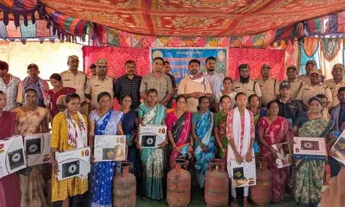 అటవీ శాఖ ఆధ్వర్యంలో గ్యాస్ స్టవ్‌లు పంపిణీ చేసిన సిర్పూర్ ఎమ్మెల్యే