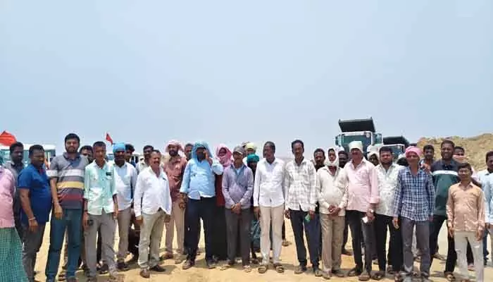 సీ5 క్యాంపు పనులను అడ్డుకున్న రాజాపూర్ గ్రామస్తులు సీ5 క్యాంపు పనులను అడ్డుకున్న రాజాపూర్ గ్రామస్తులు