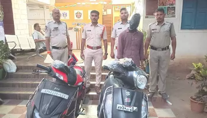 అనకాపల్లిలో గంజాయి స్మగ్లింగ్.. రూ.38 లక్షల విలువైన సరుకు సీజ్ అనకాపల్లిలో గంజాయి స్మగ్లింగ్.. రూ.38 లక్షల విలువైన సరుకు సీజ్