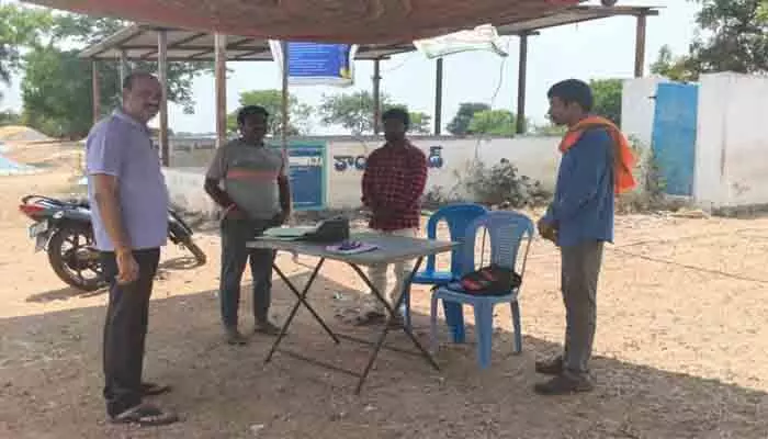 రెండు రోజుల్లో ధాన్యం కొనుగోళ్లు ప్రారంభించాలి : తహశీల్దార్ ప్రేమ్ కుమార్ రెండు రోజుల్లో ధాన్యం కొనుగోళ్లు ప్రారంభించాలి : తహశీల్దార్ ప్రేమ్ కుమార్