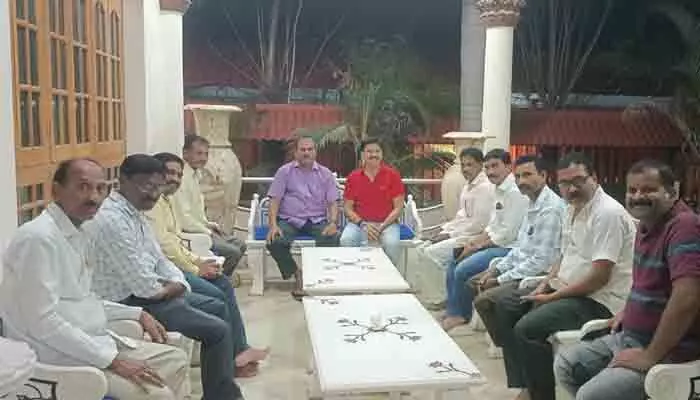 సమస్యలను పరిష్కరించండి.. ఎమ్మెల్యే పైడి రాకేష్ రెడ్డి కి విన్నపం సమస్యలను పరిష్కరించండి.. ఎమ్మెల్యే పైడి రాకేష్ రెడ్డి కి విన్నపం