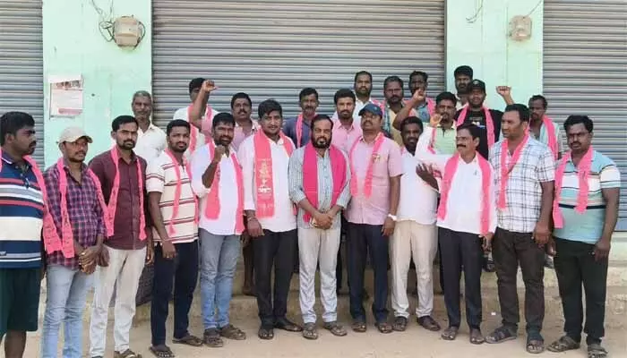మొక్కజొన్న కొనుగోలు కేంద్రం ప్రారంభించాలి : బీఆర్ఎస్ మొక్కజొన్న కొనుగోలు కేంద్రం ప్రారంభించాలి : బీఆర్ఎస్