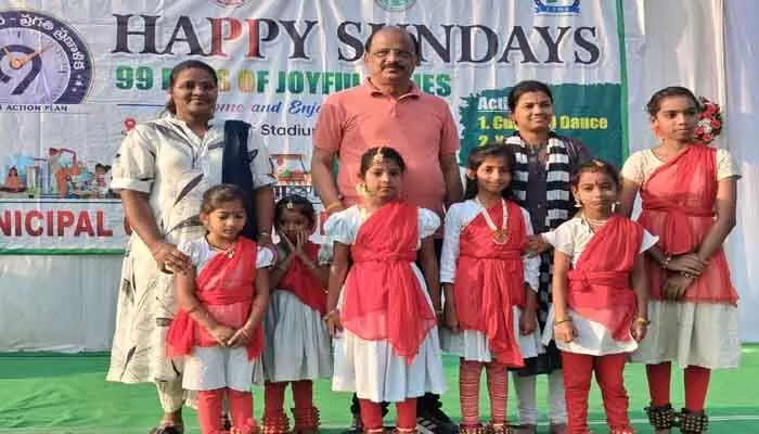 విభిన్న కళల ప్రదర్శనకు హ్యాపీ సండే చక్కటి వేదిక : కమిషనర్ రామానుజుల రెడ్డి విభిన్న కళల ప్రదర్శనకు హ్యాపీ సండే చక్కటి వేదిక : కమిషనర్ రామానుజుల రెడ్డి