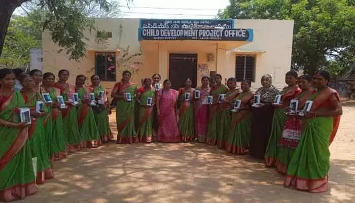 అంగన్ వాడీ టీచర్లకు సెల్ ఫోన్ల పంపిణీ అంగన్ వాడీ టీచర్లకు సెల్ ఫోన్ల పంపిణీ