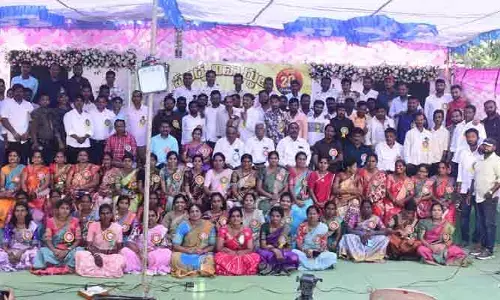 20 ఏళ్ల తర్వాత ఒకే చోట కలిసిన పూర్వ విద్యార్థులు