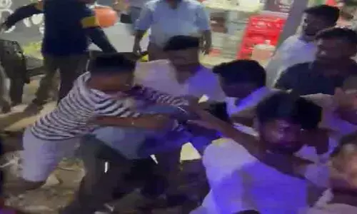 సోషల్ మీడియా వార్.. బీఆర్ఎస్ నాయకుడి పై కాంగ్రెస్ నాయకుల దాడి