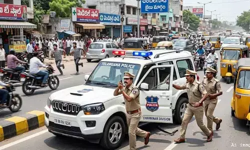 HYD: నడిరోడ్డుపై హైడ్రామా.. పోలీసు వాహనం నుండి దూకేసిన ఖైదీలు