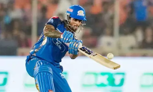 తిలక్ వర్మ వీర విధ్వంసం: 45 బంతుల్లోనే సునామీ సెంచరీ.. గుజరాత్ ముందు భారీ లక్ష్యం!