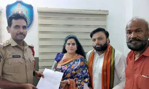 నటుడు ప్రకాష్ రాజ్‌పై పోలీసులకు ఫిర్యాదు చేసిన కరాటే కళ్యాణి