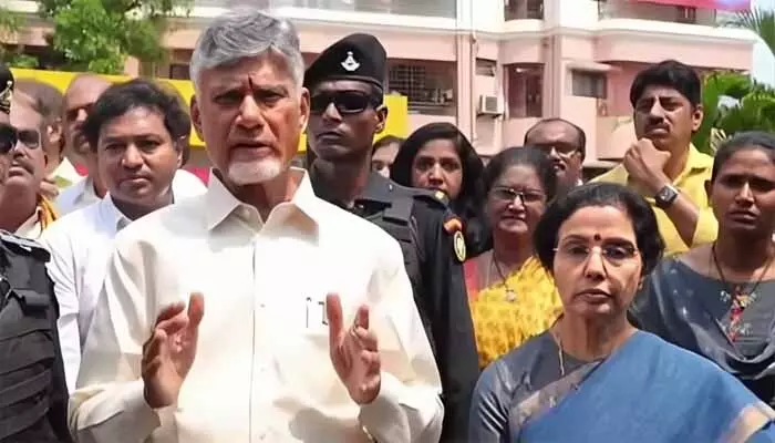 రాష్ట్రంలో ఎవరూ పస్తులుండొద్దు.. ఎమోషనల్ అయిన సీఎం చంద్రబాబు రాష్ట్రంలో ఎవరూ పస్తులుండొద్దు.. ఎమోషనల్ అయిన సీఎం చంద్రబాబు