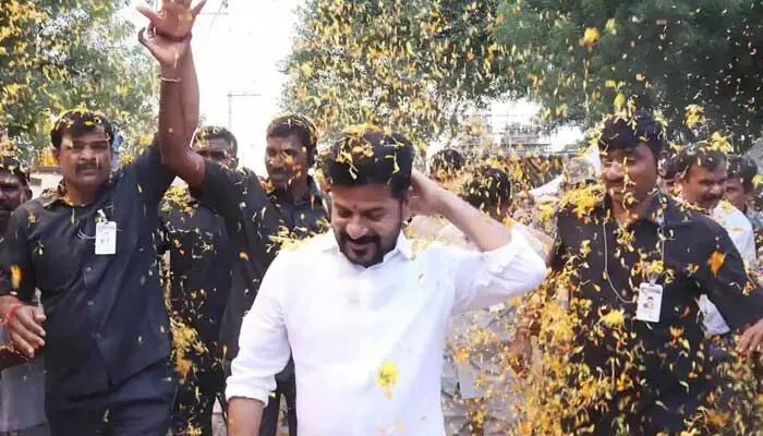 కాళేశ్వర ముక్తేశ్వరుని సన్నిధిలో CM రేవంత్: అభివృద్ధి పనులకు శంకుస్థాపన! కాళేశ్వర ముక్తేశ్వరుని సన్నిధిలో CM రేవంత్: అభివృద్ధి పనులకు శంకుస్థాపన!