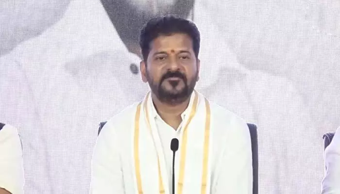 ఢిల్లీలో ఎవరెవరిని కలిశారో హరీశ్ రావు బయటపెట్టాలి.. మేడిగడ్డ వద్ద సీఎం రేవంత్ రెడ్డి ఫైర్ ఢిల్లీలో ఎవరెవరిని కలిశారో హరీశ్ రావు బయటపెట్టాలి.. మేడిగడ్డ వద్ద సీఎం రేవంత్ రెడ్డి ఫైర్