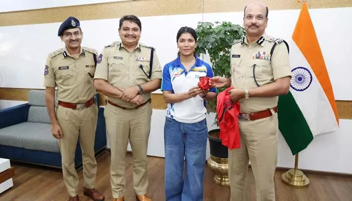 మంగోలియా వేదికపై మెరిసిన నిఖత్ జరీన్… కాంస్యంతో మరో ఘనత మంగోలియా వేదికపై మెరిసిన నిఖత్ జరీన్… కాంస్యంతో మరో ఘనత