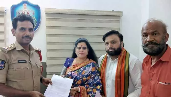 నటుడు ప్రకాష్ రాజ్పై పోలీసులకు ఫిర్యాదు చేసిన కరాటే కళ్యాణి నటుడు ప్రకాష్ రాజ్పై పోలీసులకు ఫిర్యాదు చేసిన కరాటే కళ్యాణి