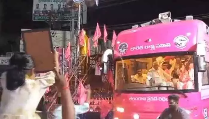 కేసీఆర్పై ప్రేమను చాటుకున్న చిన్నారి కేసీఆర్పై ప్రేమను చాటుకున్న చిన్నారి