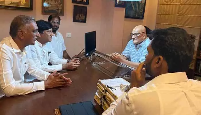 ఢిల్లీలో సుప్రీం లాయర్తో హరీష్ రావు భేటీ ఢిల్లీలో సుప్రీం లాయర్తో హరీష్ రావు భేటీ