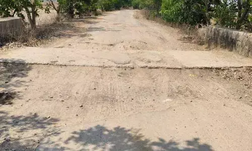 గుంత‌ల ర‌హదారితో వాహ‌నదారుల ఇబ్బందులు
