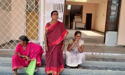 నీళ్లు వస్తలేవు.. కార్యాలయం ఎదుట మహిళల ఆందోళన