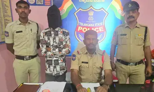 మైన‌ర్ బాలిక‌ల‌ను మోసం చేస్తే క‌ఠిన చ‌ర్య‌లు త‌ప్ప‌వు :   ప‌ట్ట‌ణ సీఐ బ‌న్సీలాల్